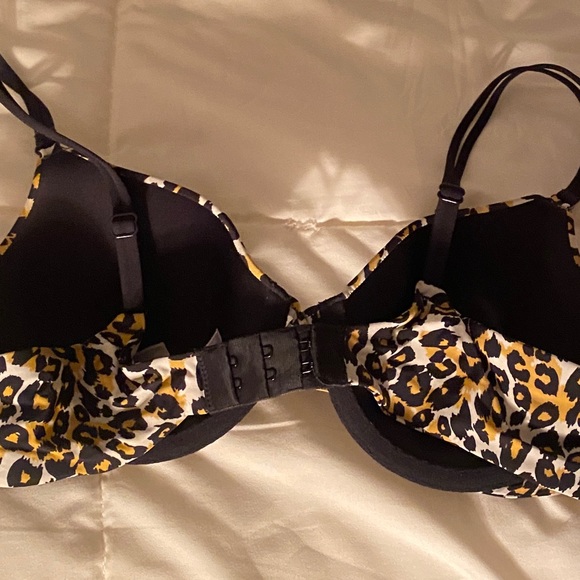 Victoria Secret Bra's - Picture 6 of 7